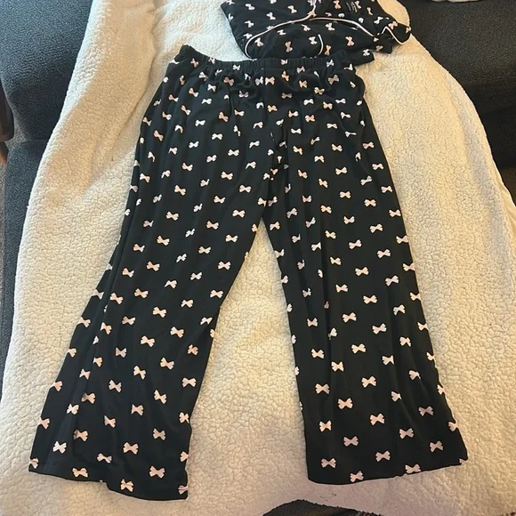 Kate Spade Black Pajama Set with pink Bow Pattern - Picture 9 of 9